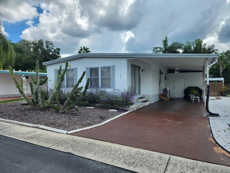 This 2 bed 2 bath home is located in Sun Valley a 5 star 55+ - Beach Home for sale in Tarpon Springs, Florida on Beachhouse.com