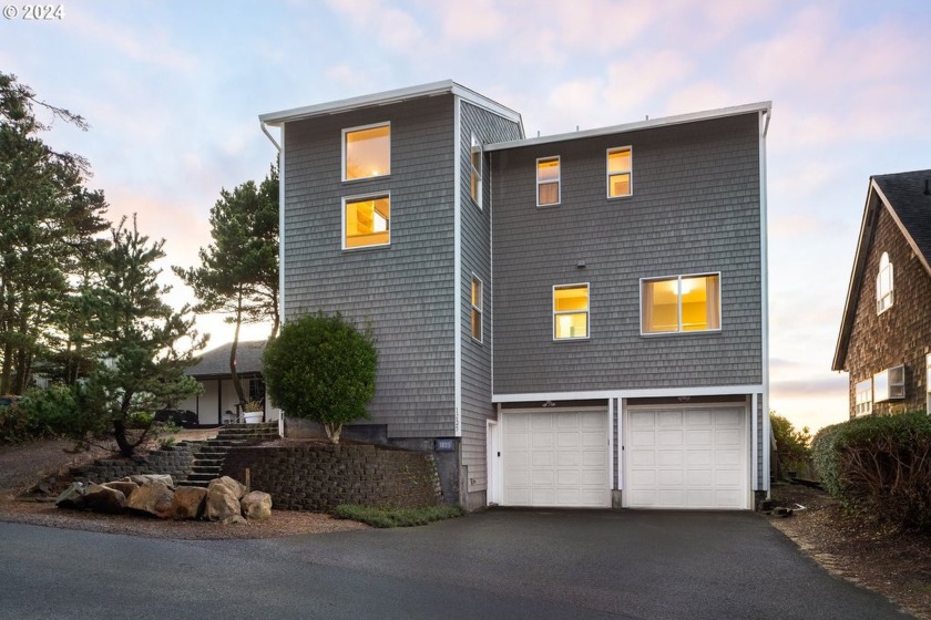 Located oceanfront in beautiful Lincoln City, this meticulously - Beach Home for sale in Lincoln City, Oregon on Beachhouse.com