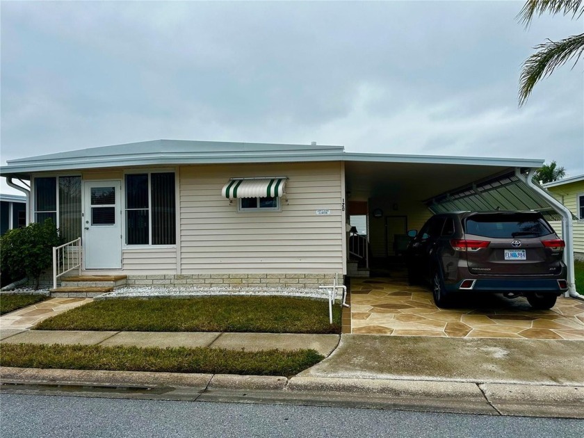 This stunning golf course community, 2 bedroom 2 bath home - Beach Home for sale in Largo, Florida on Beachhouse.com