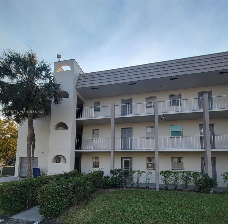 Welcome to this beautifully maintained 2 bedroom, 2 bathroom - Beach Condo for sale in Sunrise, Florida on Beachhouse.com