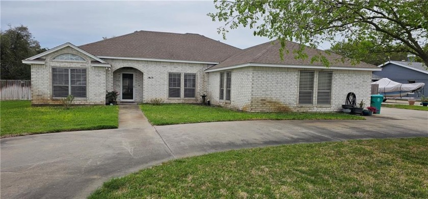 Hurry Home! This Generously sized open plan home offers 3 - Beach Home for sale in Aransas Pass, Texas on Beachhouse.com