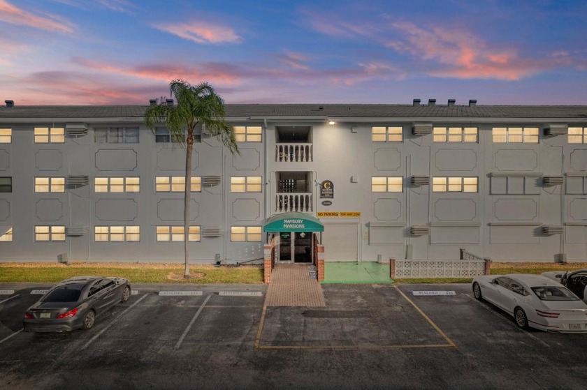 GORGEOUS CONDO | MOVE-IN READY | STUNNING POOL VIEWS | NEW ROOF - Beach Condo for sale in Fort Lauderdale, Florida on Beachhouse.com