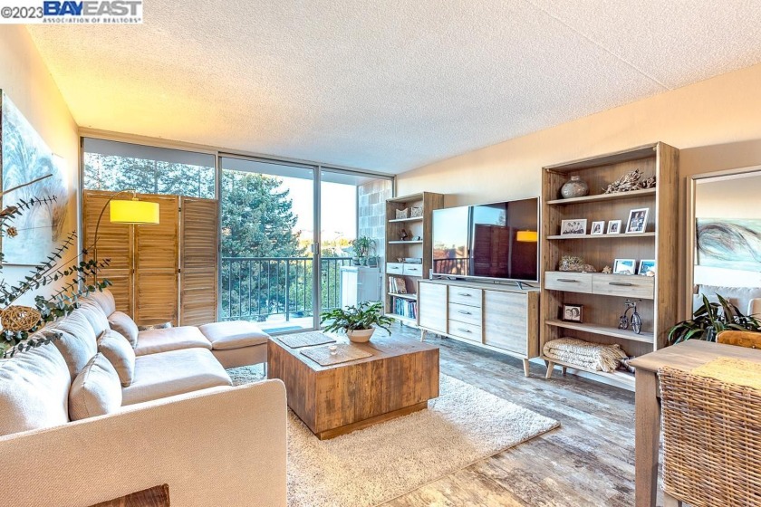 Absolutely gorgeous Parkway Tower condo! Spacious, light, bright - Beach Condo for sale in Fremont, California on Beachhouse.com