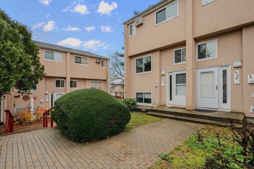 Plenty of living space in this END unit Townhome. Three generous - Beach Condo for sale in Groton, Connecticut on Beachhouse.com