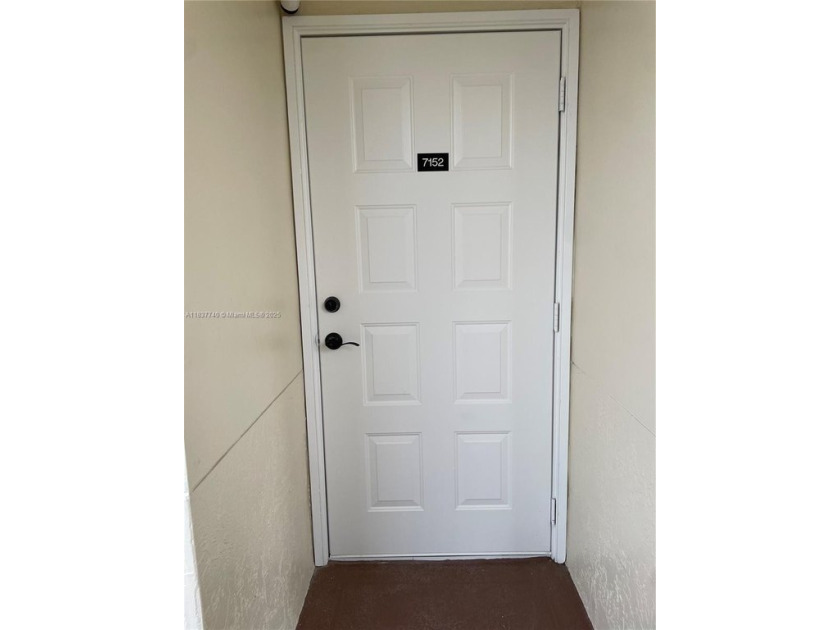 Make this bright and airy, 3rd floor, lakeview 2/2 condo your - Beach Condo for sale in Tamarac, Florida on Beachhouse.com