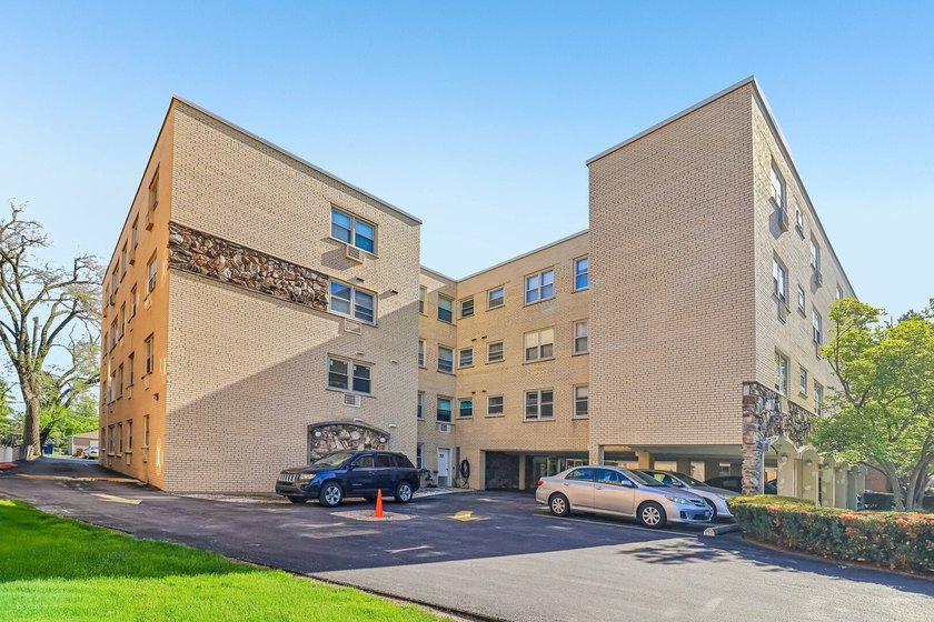 Top-floor living without the noise-this move-in ready 2-bed - Beach Condo for sale in Skokie, Illinois on Beachhouse.com