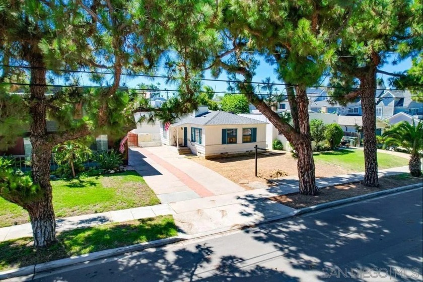 Welcome to 622 Margarita Avenue - a single-level bungalow - Beach Home for sale in Coronado, California on Beachhouse.com