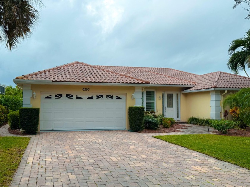 This charming 3-bedroom, 2-bathroom lakefront home with a pool - Beach Home for sale in Jupiter, Florida on Beachhouse.com