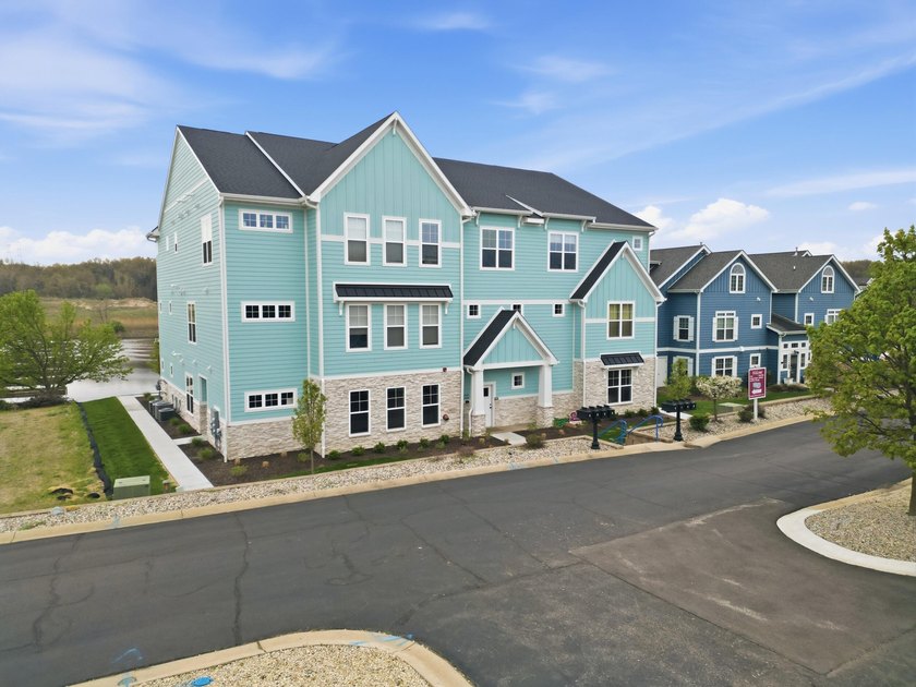 Experience unparalleled luxury in this stunning top-floor condo - Beach Condo for sale in Portage, Indiana on Beachhouse.com