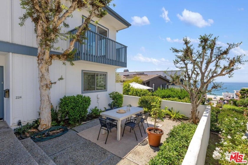 OFFER DEADLINE MONDAY 9/23/2024 1PM.  Walk to the beach, this - Beach Home for sale in Manhattan Beach, California on Beachhouse.com