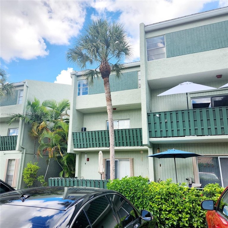 Come and check out this 2/2.5 unit in desirable Sun & Lake - Beach Condo for sale in Coral Springs, Florida on Beachhouse.com