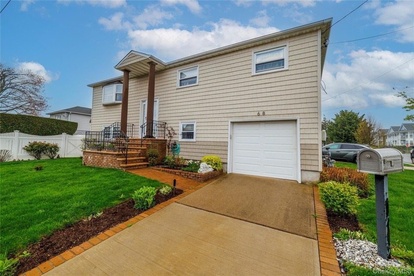 The search is over! This 4 bedroom, 2.5 bath high ranch in - Beach Home for sale in Island Park, New York on Beachhouse.com