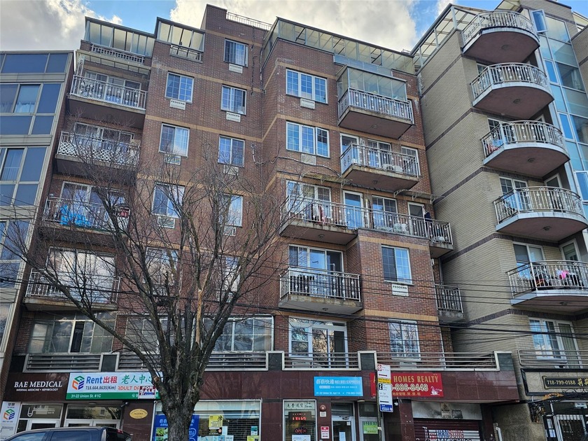 Here's your opportunity to own a 2 Bedroom 2 Bathroom Condo with - Beach Condo for sale in Flushing, New York on Beachhouse.com