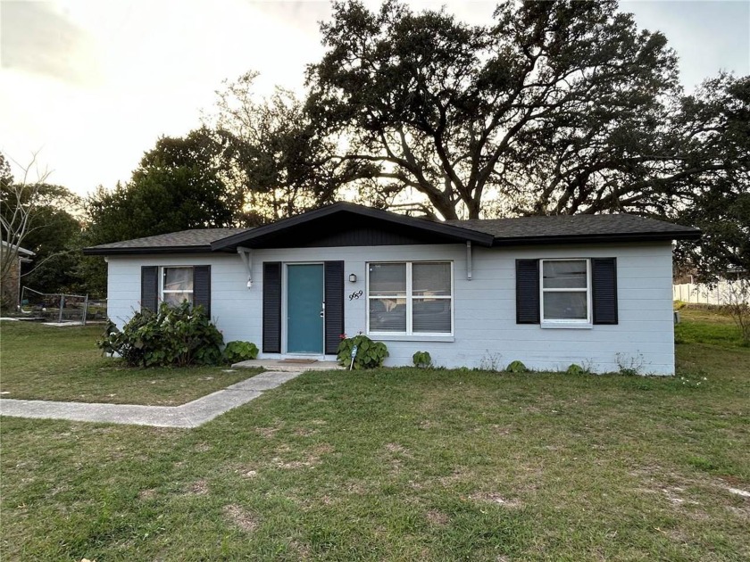 This cozy 2 bedroom & 2 bath home comes with newer ROOF, newer - Beach Home for sale in Spring Hill, Florida on Beachhouse.com