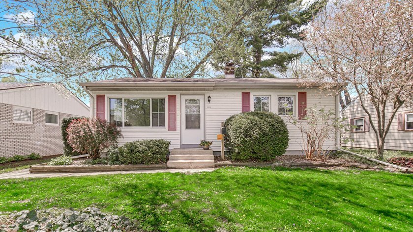 Charming in Chesterton! This inviting 3 bedroom/1 bath home - Beach Home for sale in Chesterton, Indiana on Beachhouse.com