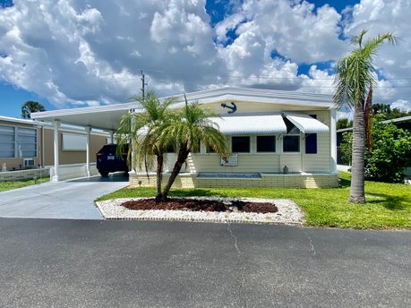 This 2/2 home is priced right! It is ready for you to come and - Beach Home for sale in Nokomis, Florida on Beachhouse.com