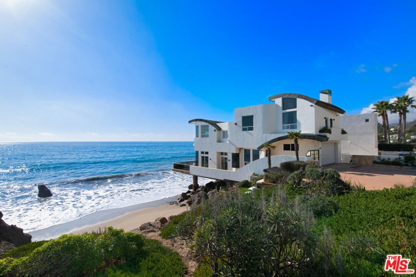 This majestic oceanfront architectural residence is a study in - Beach Home for sale in Malibu, California on Beachhouse.com
