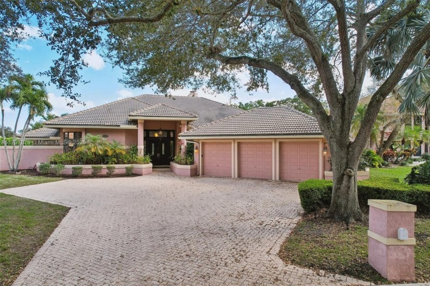 NEW PRICE SAVE 100K+!! Beautiful custom built 5/4.5/3 home in - Beach Home for sale in Coral Springs, Florida on Beachhouse.com