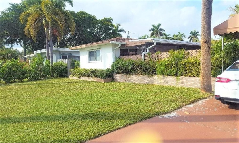 NICE Hollywood Hills HOME WITH NICE AND OPEN FLOOR PLAN, LARGE - Beach Home for sale in Hollywood, Florida on Beachhouse.com