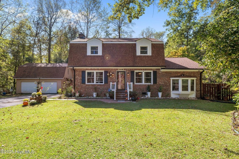 Welcome home to this spacious 3-bedroom, 3-bath beauty perfectly - Beach Home for sale in New Bern, North Carolina on Beachhouse.com
