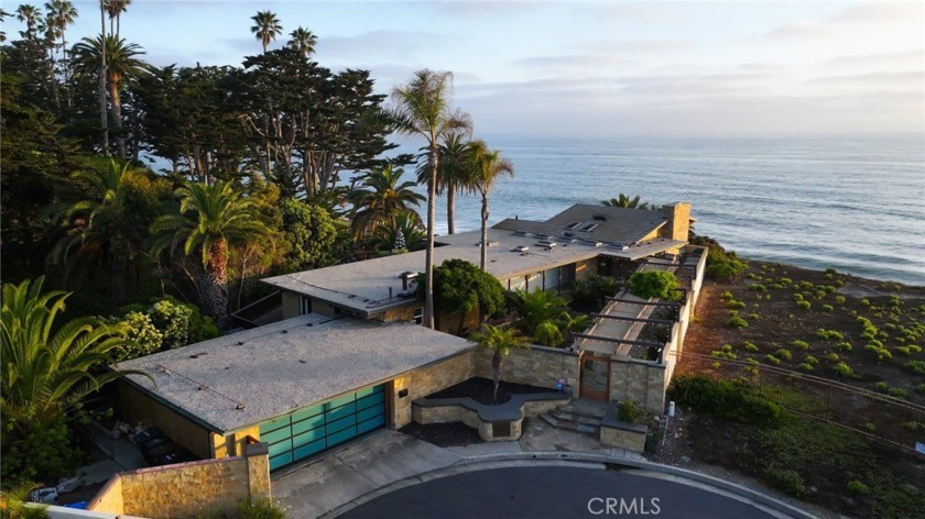 Poised at the end of a private, ocean front cul de sac in the - Beach Home for sale in San Clemente, California on Beachhouse.com