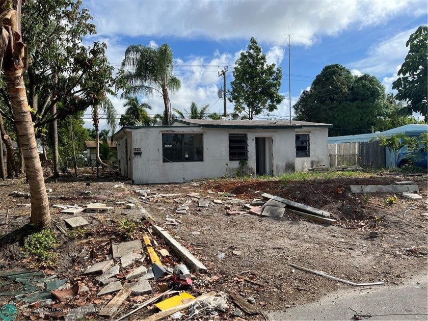 Investor opportunity! A fixer-upper with plenty of space. Near - Beach Home for sale in Pompano Beach, Florida on Beachhouse.com