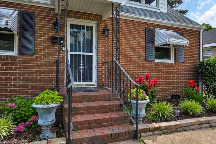 Fantastic opportunity for CASH FLOW! Over/under duplex close to - Beach Townhome/Townhouse for sale in Norfolk, Virginia on Beachhouse.com