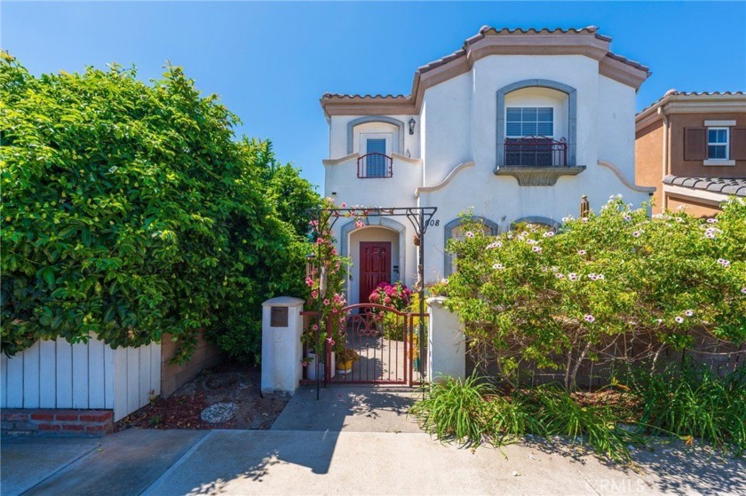 A fabulous opportunity awaits you to own this absolutely - Beach Home for sale in Huntington Beach, California on Beachhouse.com