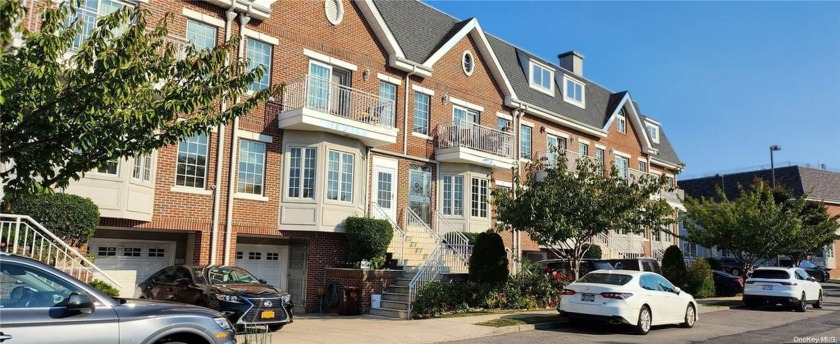 Beautiful Water/Park Front Living!! Gorgeous 4-story 2-family - Beach Townhome/Townhouse for sale in College Point, New York on Beachhouse.com