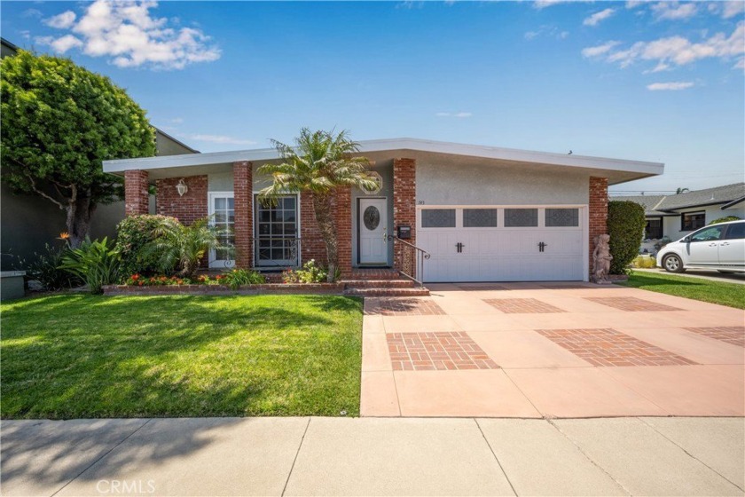 Welcome to this adorable coastal 3 bedroom 2 full bathroom home - Beach Home for sale in Seal Beach, California on Beachhouse.com