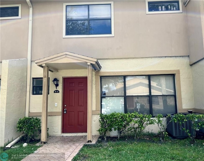 Delight in this spacious 3BR/2.5BA townhouse in Pompano Beach - Beach Condo for sale in Pompano Beach, Florida on Beachhouse.com