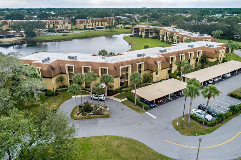 Beautifully appointed and renovated throughout in this 2 bedroom - Beach Condo for sale in Palm Beach Gardens, Florida on Beachhouse.com