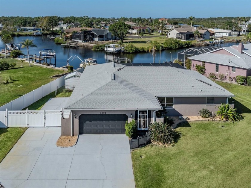 Welcome to an outdoor lover's paradise with boat access to the - Beach Home for sale in Nokomis, Florida on Beachhouse.com