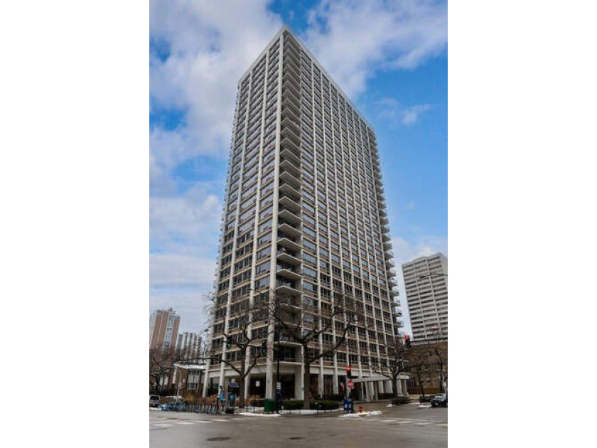 A stunning, recently renovated, one bedroom unit with high-end - Beach Condo for sale in Chicago, Illinois on Beachhouse.com