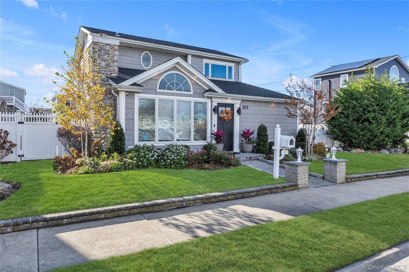 Beautiful waterfront retreat in Lindenhurst offering 100 feet of - Beach Home for sale in Lindenhurst, New York on Beachhouse.com