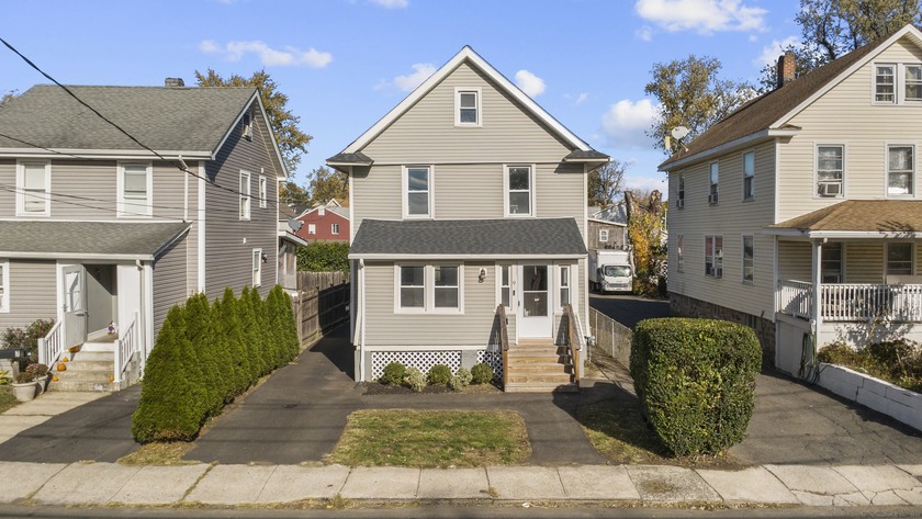 Beautifully updated Colonial in a convenient Norwalk location - Beach Home for sale in Norwalk, Connecticut on Beachhouse.com