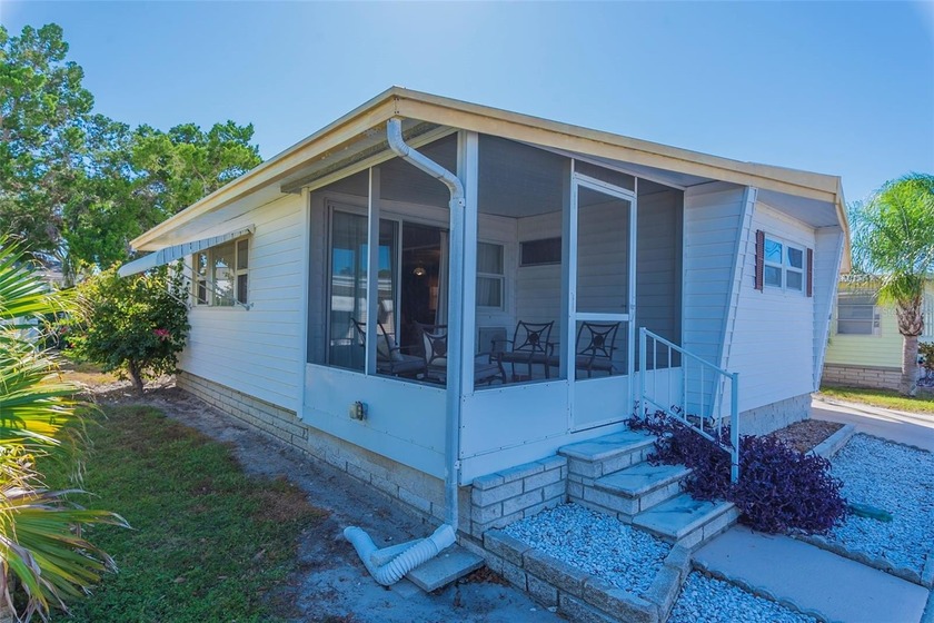 Step into this bright and happy single-wide in WestWind I, a - Beach Home for sale in Dunedin, Florida on Beachhouse.com