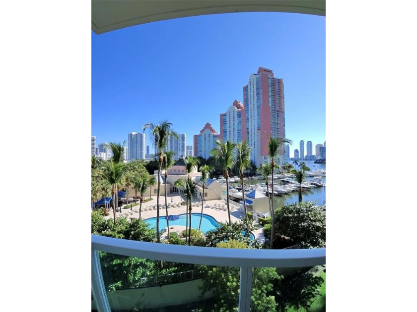 This spacious 3 bedroom & 3 bath condo is fully renovated to - Beach Condo for sale in Aventura, Florida on Beachhouse.com