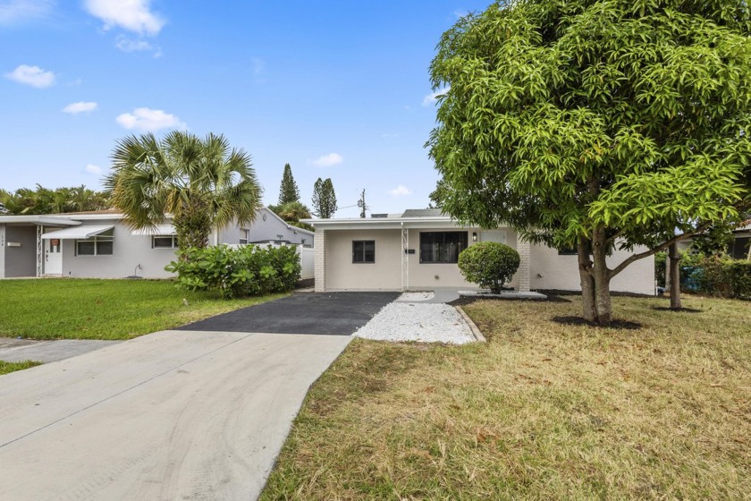 Charming, cozy,  and contemporary, this three bedroom home has - Beach Home for sale in Boynton Beach, Florida on Beachhouse.com