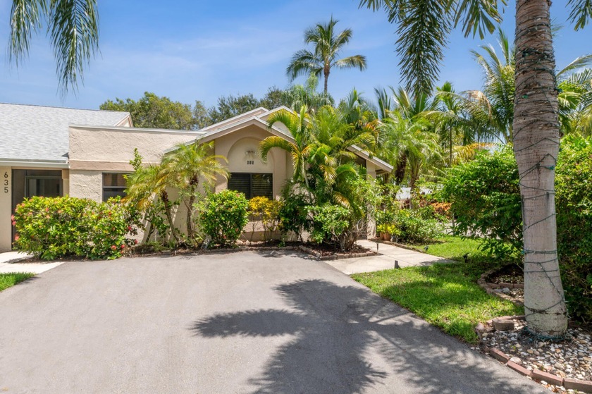 Welcome to this 2 bedroom 2 bathroom Villa with a Den that can - Beach Home for sale in Delray Beach, Florida on Beachhouse.com