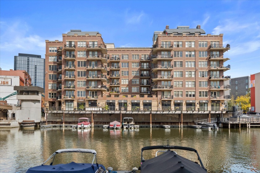 Check out this spacious 1 bedroom plus den in the historic Third - Beach Condo for sale in Milwaukee, Wisconsin on Beachhouse.com