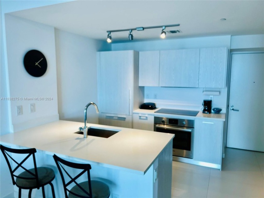 Great Unit! Turnkey Option Available Furnished and Decorated - Beach Condo for sale in Miami, Florida on Beachhouse.com