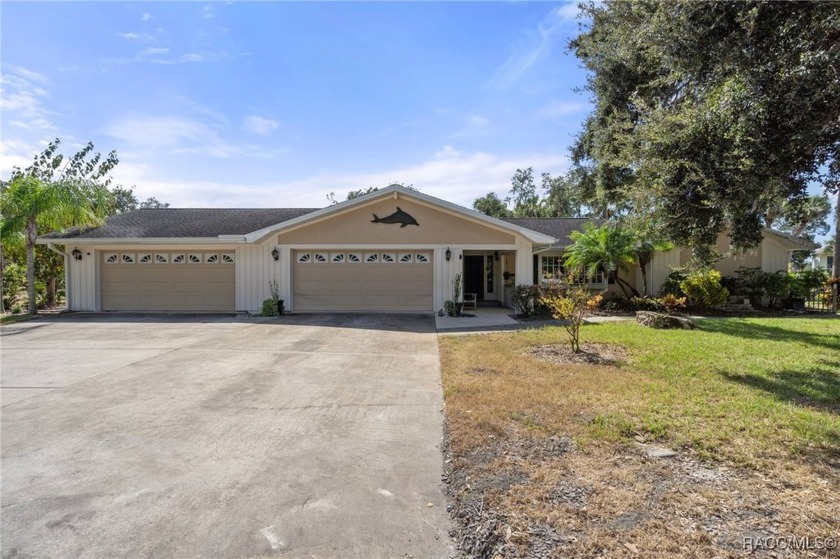 Spacious Waterfront Home with Incredible Outdoor Living! Seize - Beach Home for sale in Homosassa, Florida on Beachhouse.com