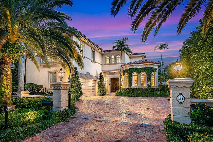 Perfectly situated just two blocks from the world-renowned - Beach Townhome/Townhouse for sale in Palm Beach, Florida on Beachhouse.com