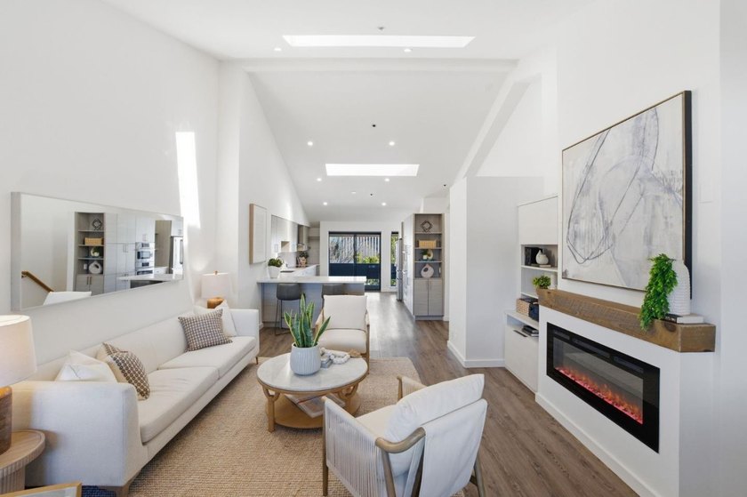 Top floor, two-level penthouse unit featuring dramatic vaulted - Beach Condo for sale in Palo Alto, California on Beachhouse.com