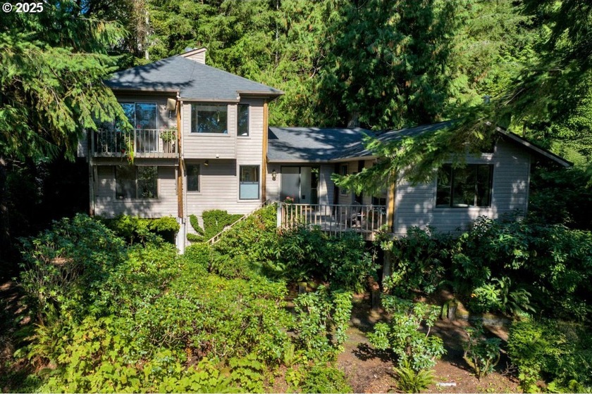 Welcome to your Mercer Lake retreat! HOA dues are only $125 per - Beach Home for sale in Florence, Oregon on Beachhouse.com