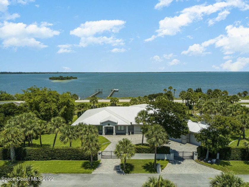 ((( SIMPLY AMAZING!! ))) 250 FT OF DIRECT INDIAN RIVER FRONTAGE - Beach Home for sale in Micco, Florida on Beachhouse.com