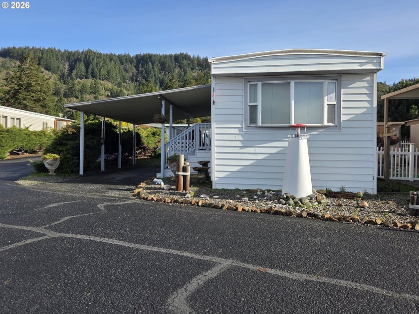 Beautifully updated home located in a quiet and friendly 55+ - Beach Home for sale in Brookings, Oregon on Beachhouse.com