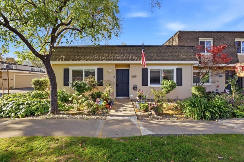 Rare single story end unit that lives like a single family home - Beach Condo for sale in San Jose, California on Beachhouse.com