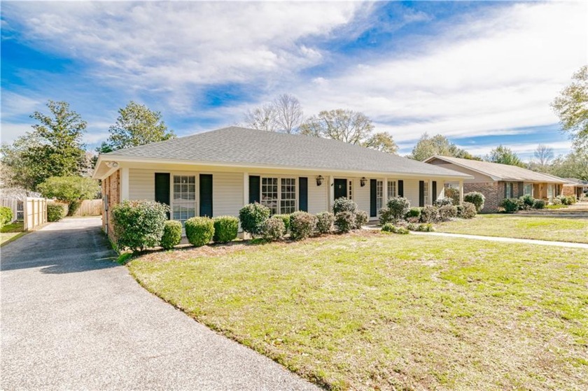 Welcome to 409 Hounds Run W a charming single-story home - Beach Home for sale in Mobile, Alabama on Beachhouse.com